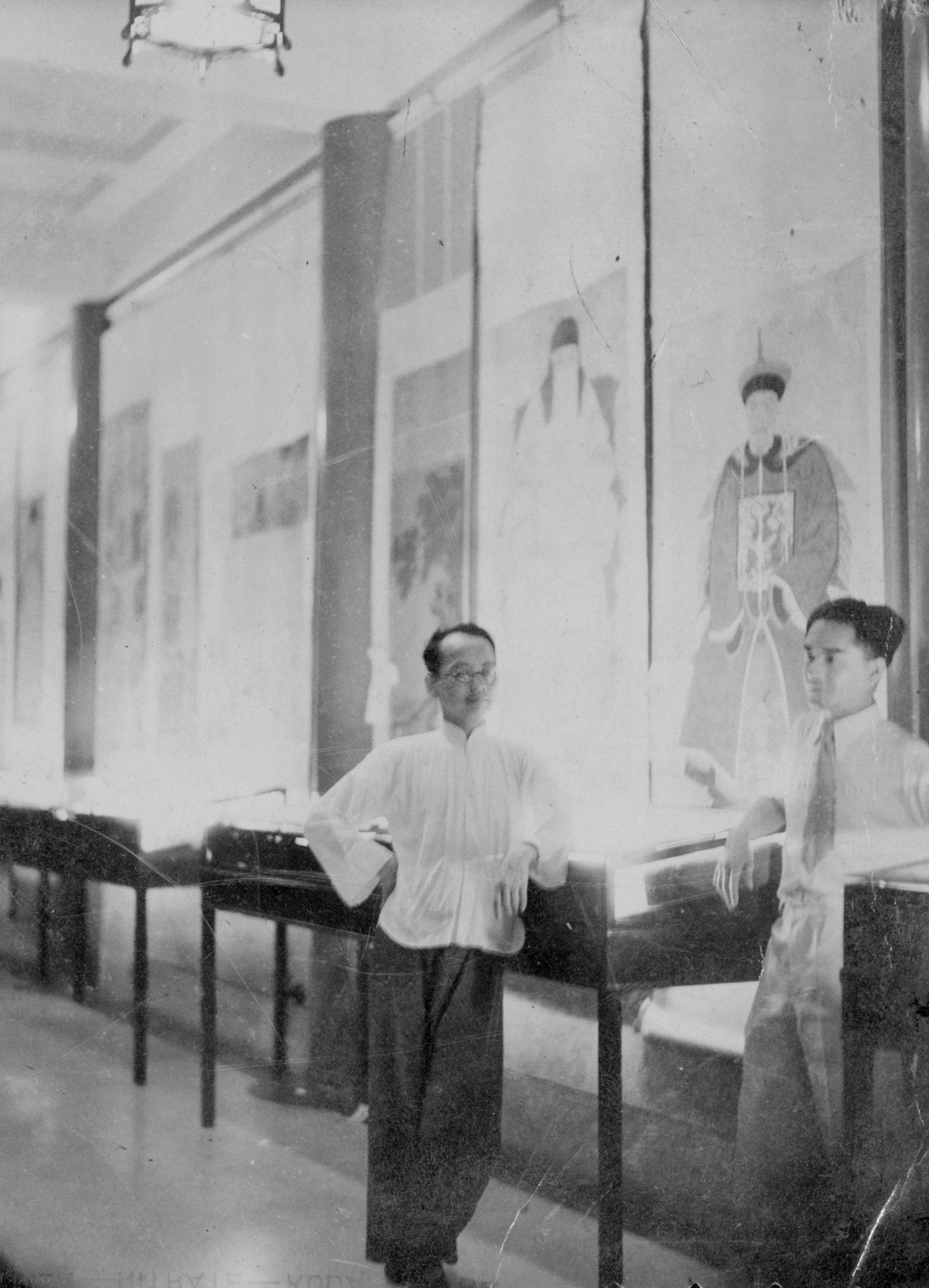 1936年，博物馆董事长叶恭绰（左）与馆长胡肇椿（右）品评布置“文献展览”之刹那（赵定明摄）