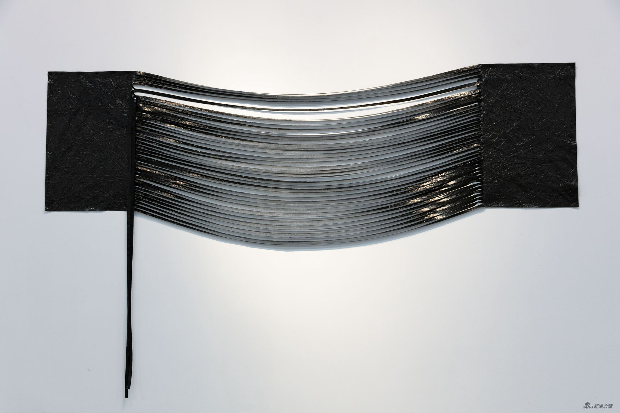 陈锦潮 《垂直的协调》 墨、综合材料、铁钉 300×80cm 2015