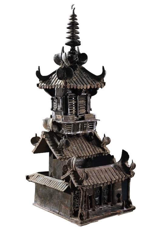襄阳市樊城区蔡越三国大型砖室墓出土的釉陶楼，汉地常见明器陶楼与佛塔塔刹的结合反映了早期佛塔可能的形制。