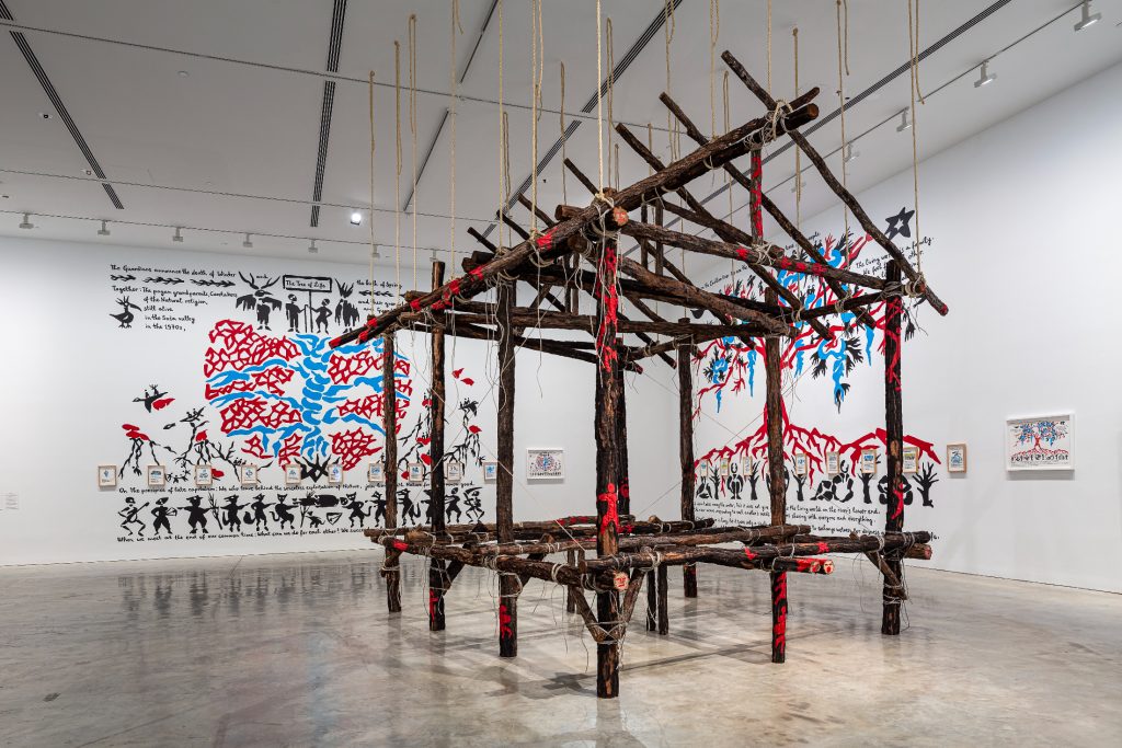 澳大利亚当代艺术博物馆展区展览现场，Marjetica Potrč《人类与地球之间的协议之家》(2022年)等作品。