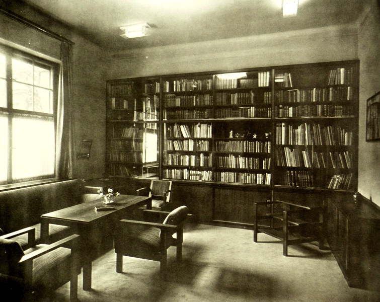 1927年，迪克曼为奥托·班贝格 ( Otto Bamberger )的别墅设计的书房，设计包括了沙发、桌椅、装饰面料、包豪斯灯饰等。其中书架下方的推拉门可以储藏大量艺术品。