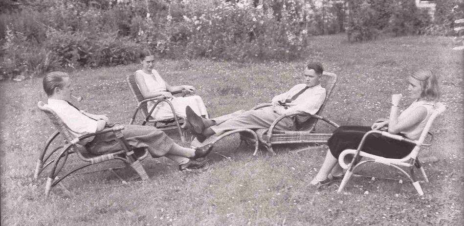 迪克曼和学生们坐在花园柳条椅上，1931