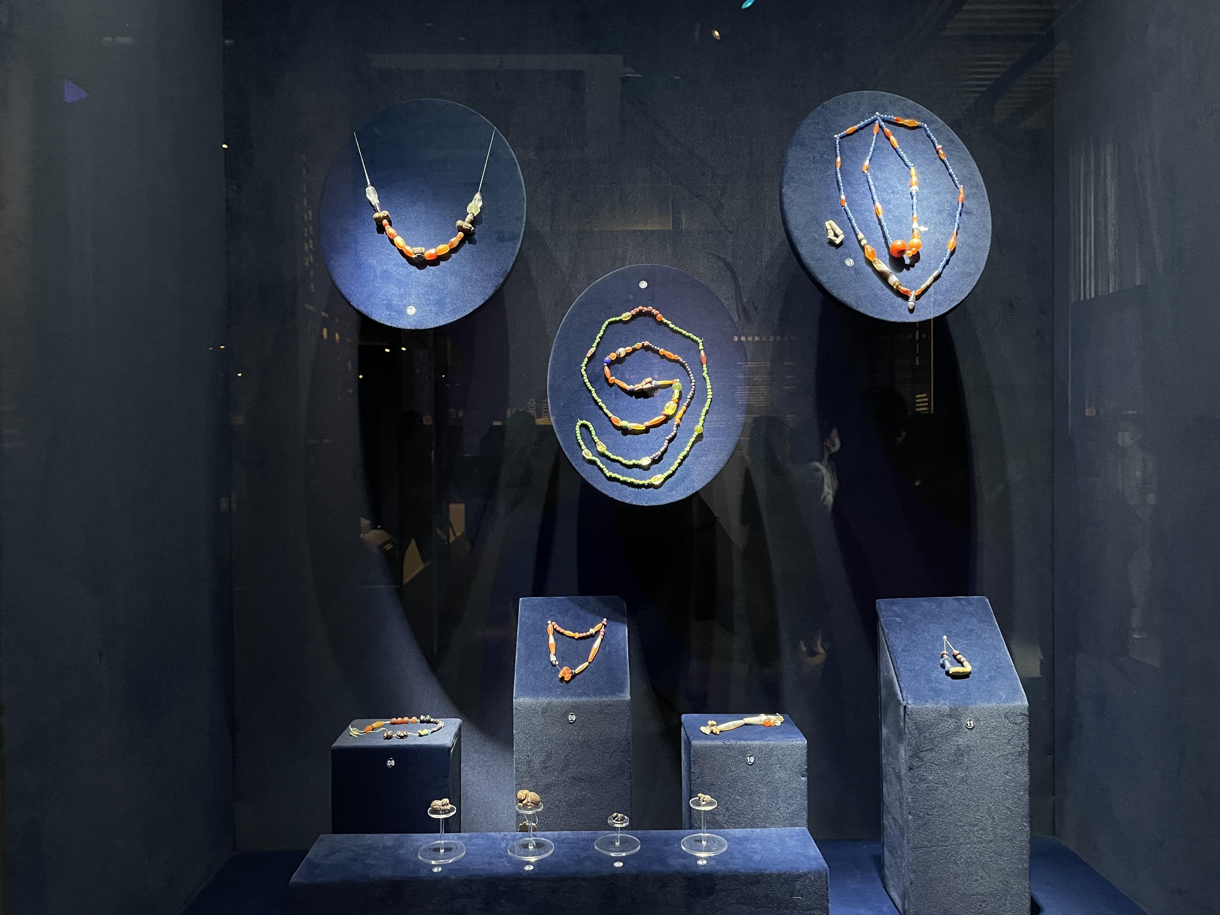 广州出土汉代珠饰展在南汉二陵博物馆开幕