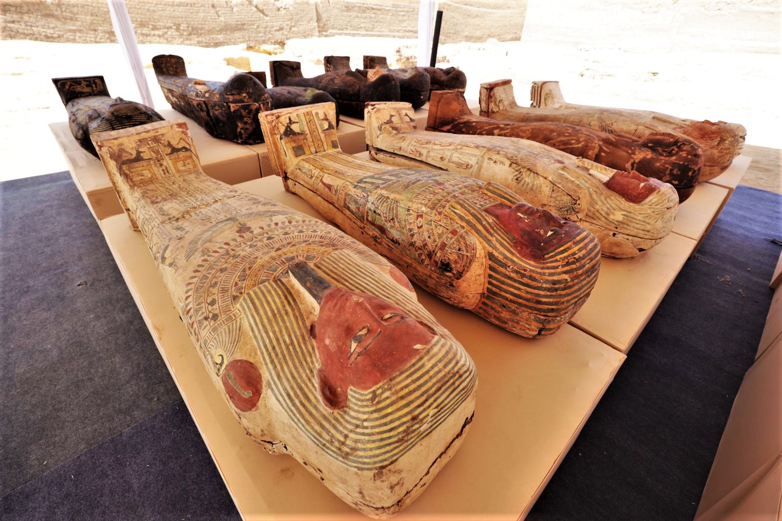 埃及古墓群再有重大发现，出土2500年前完整纸莎草纸