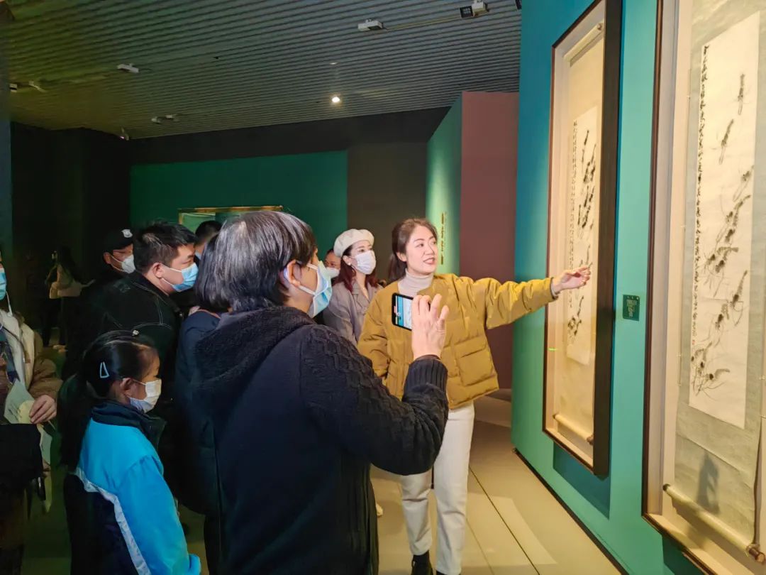 策展人王亚楠向媒体和观众进行了现场导览