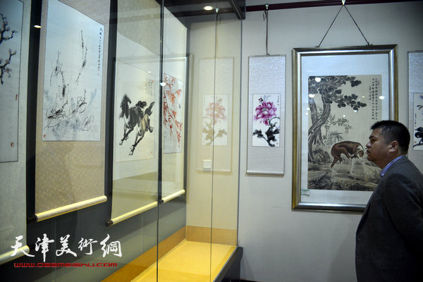 图为金申、方大开师生书画展现场。