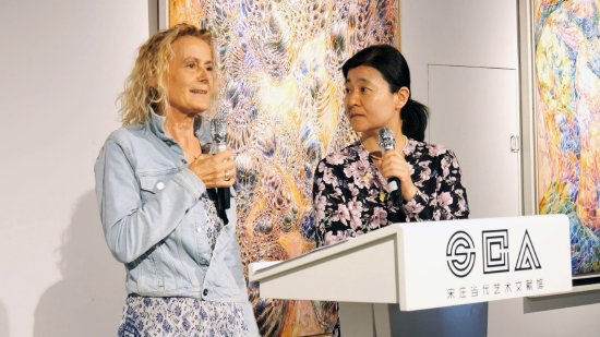 　　 奥地利参展艺术家海蒂·福克科勒（Heidi Falk- Koller）女士（左）发言，北京奥地利驻华大使馆文化处任巧稚女士（右）发言