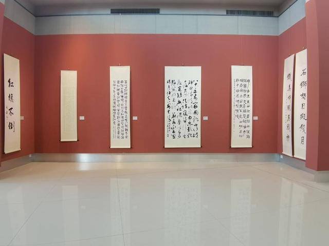 以书法致敬革命先烈,“气壮山河兴中华”全省师生纪念抗战胜利80周年书法篆刻主题展开幕