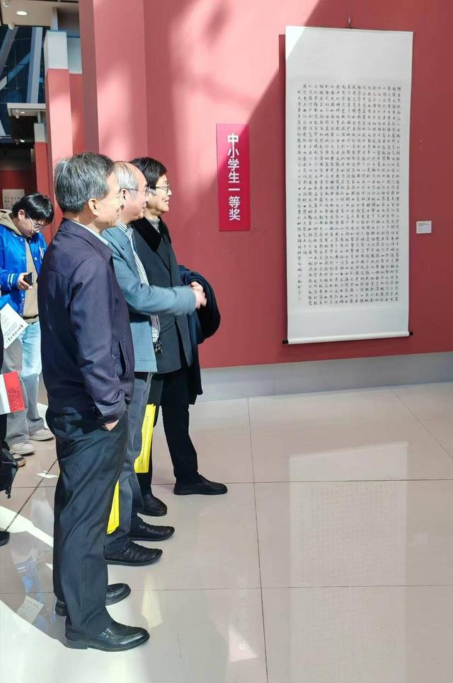 以书法致敬革命先烈,“气壮山河兴中华”全省师生纪念抗战胜利80周年书法篆刻主题展开幕