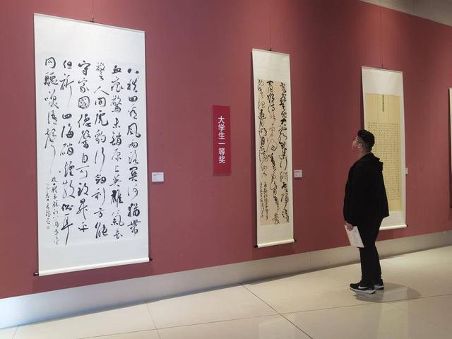 以书法致敬革命先烈,“气壮山河兴中华”全省师生纪念抗战胜利80周年书法篆刻主题展开幕