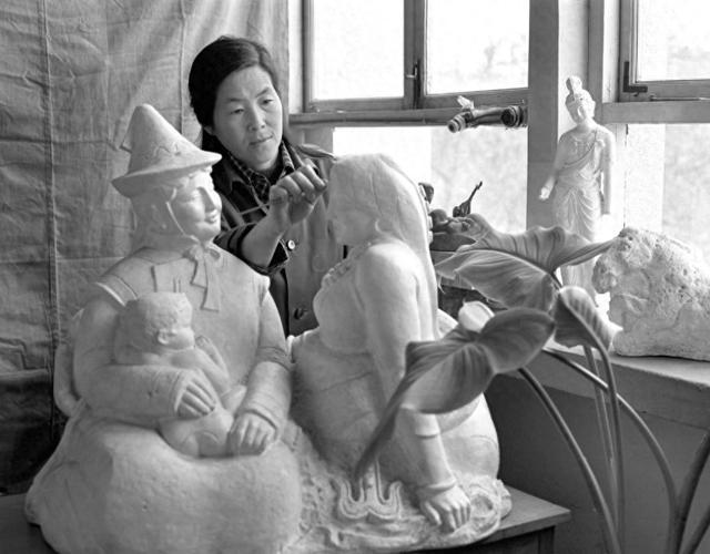 敦煌的女儿们|何鄂:我能奉献给时代的,唯有源自敦煌的雕塑