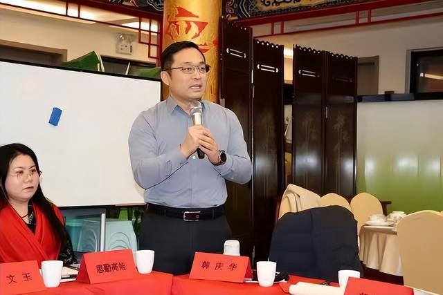 思勤高娃敬献书法作品《东方神》纪念毛泽东同志诞辰132周年