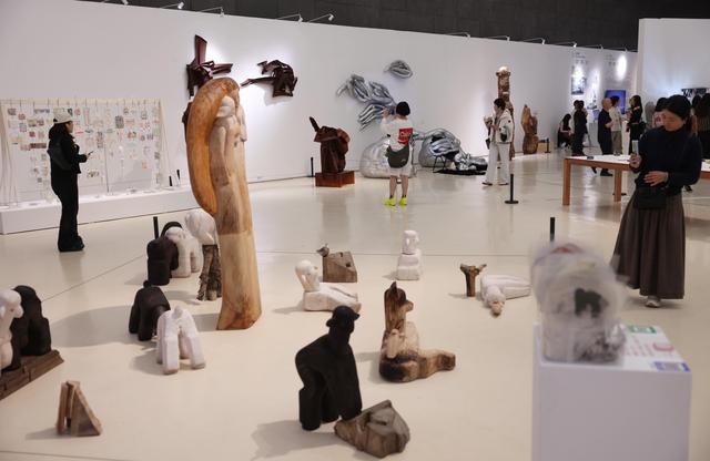 中央美术学院研究生毕业作品展开启，多个作品与人工智能相结合