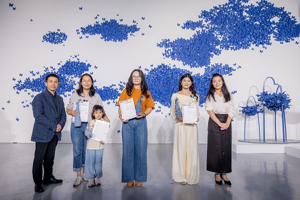 策展人王雷、金鸡湖美术馆馆长谭杰为共创群众代表颁发证书.jpg