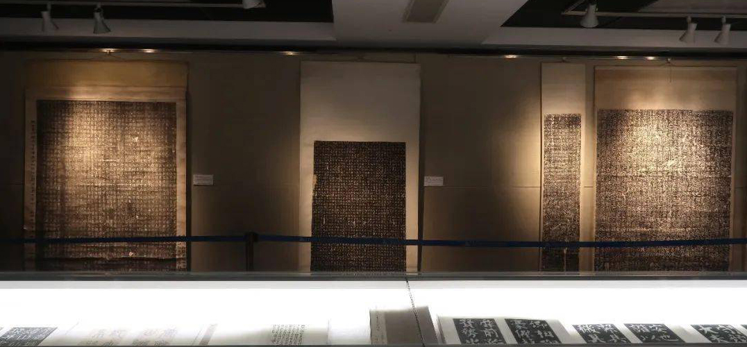 60ä½ç§åç¢åæ¬å¨ä¸æµ·å¾ä¹¦é¦å±åº