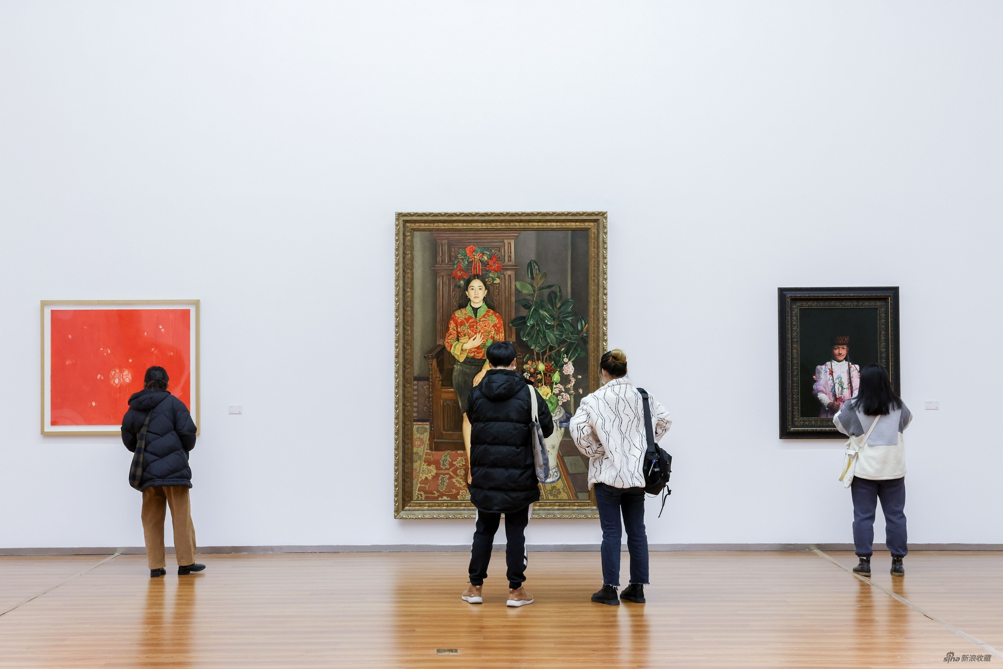 观众参观展览