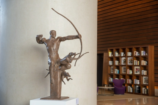 《猎》 Hunting 冯仕华 　　青铜铸造 Casting Bronze；82cm x 68cm x 120cm； 2021