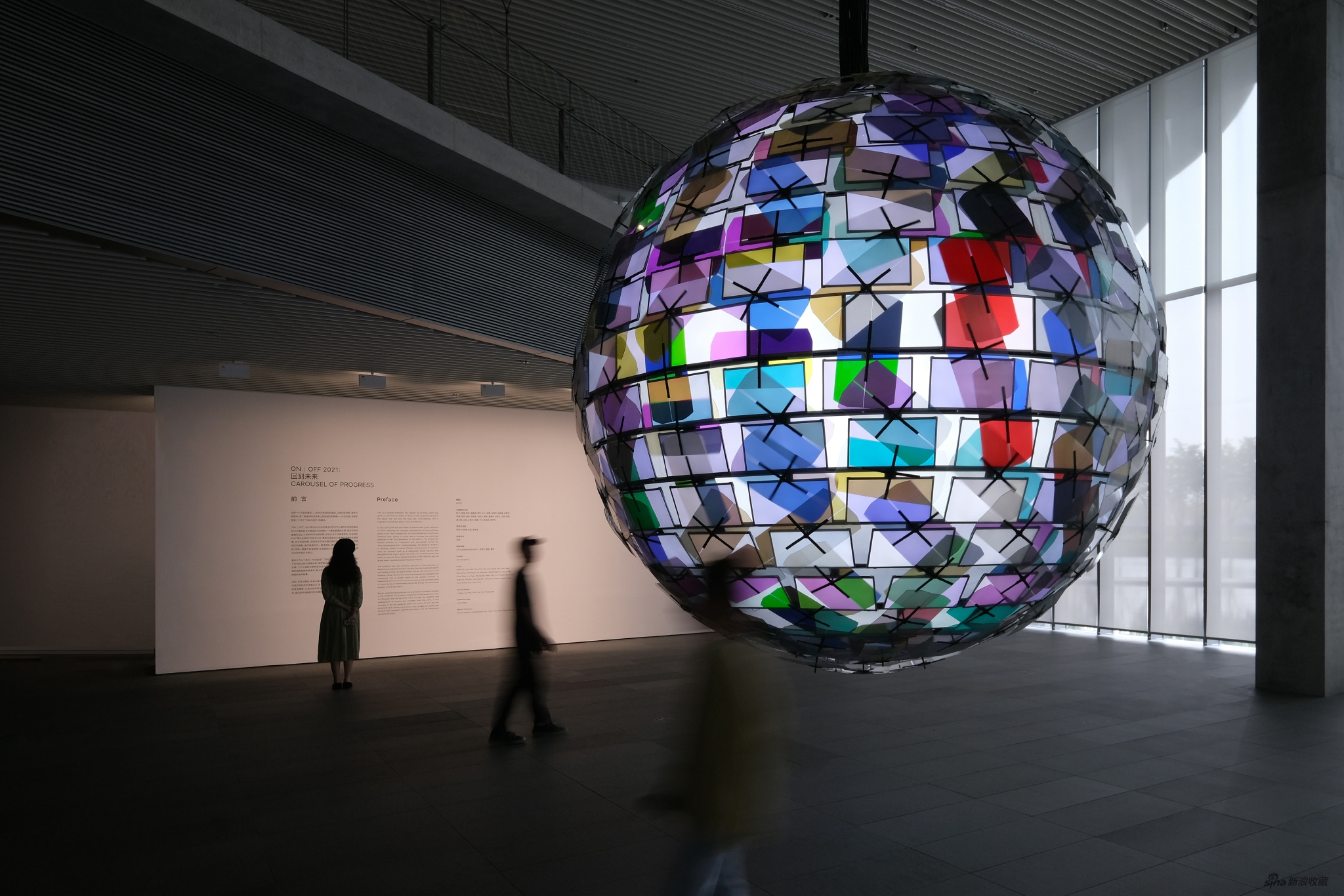 《人造月2》王郁洋 偏光镜片，电机，液晶显示器，电脑，直径400cm 2020，摄影：刘相利 © 和美术馆