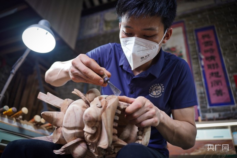 为龙舟赋予“灵魂”！见证龙头雕刻师手中的“刀光剑影”