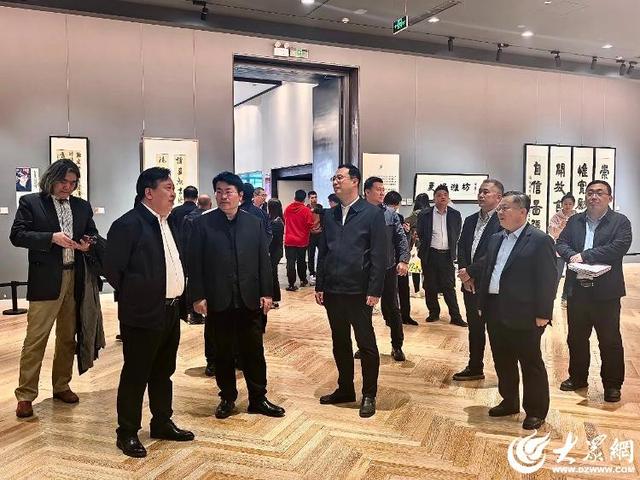 “更好潍坊”中日韩书法交流展暨晁岱双捐赠书法作品展在潍开幕