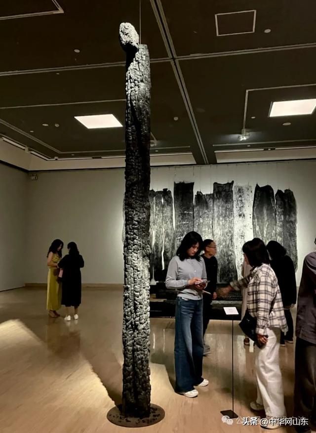 “炭骨——梅法钗个展”在中国美术馆启幕，展期至4月22日