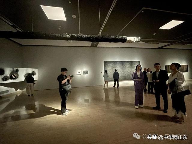 “炭骨——梅法钗个展”在中国美术馆启幕，展期至4月22日