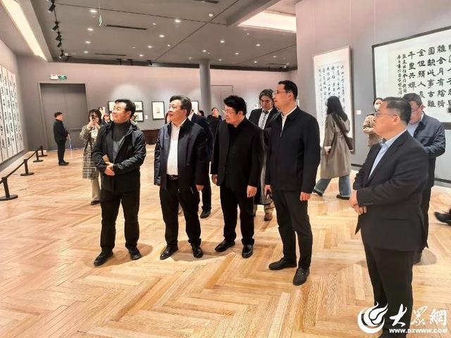 “更好潍坊”中日韩书法交流展暨晁岱双捐赠书法作品展在潍开幕