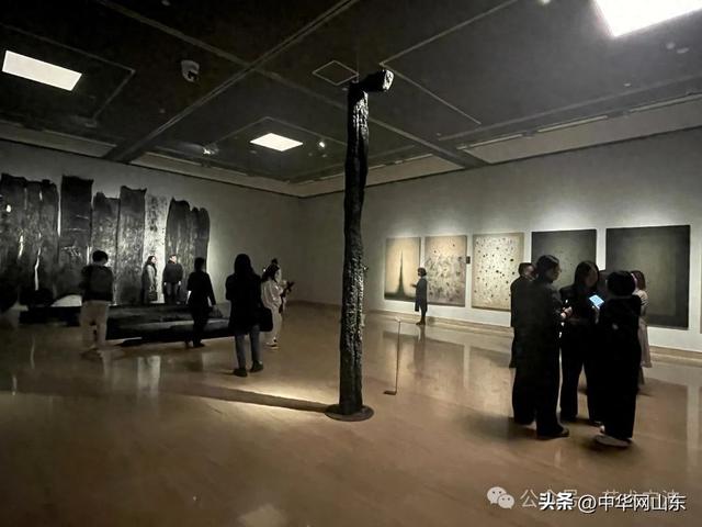 “炭骨——梅法钗个展”在中国美术馆启幕，展期至4月22日