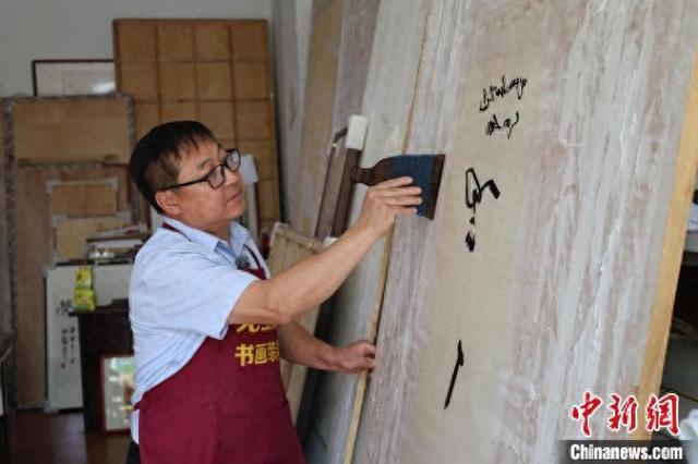 “字画医生”李伟：妙手补古画 匠心守非遗