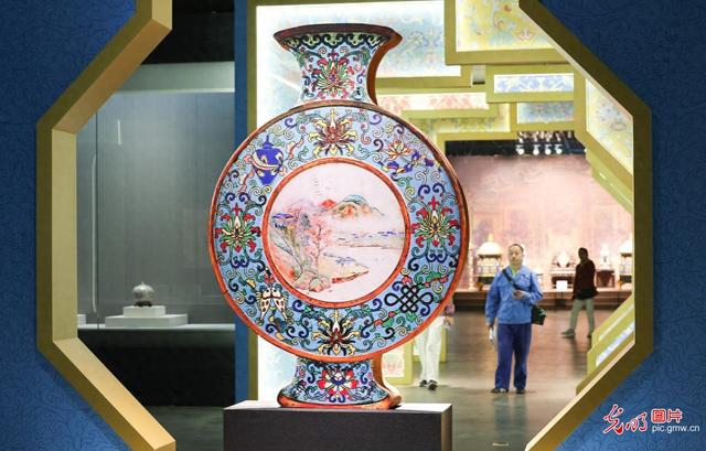 “华彩珍蓝——河北珐琅艺术展”在河北博物院展出