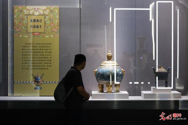 “华彩珍蓝——河北珐琅艺术展”在河北博物院展出