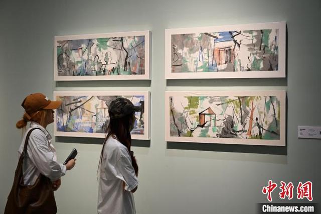 “五色·万象——中国传统色现代性转译研究展”吸引参观者