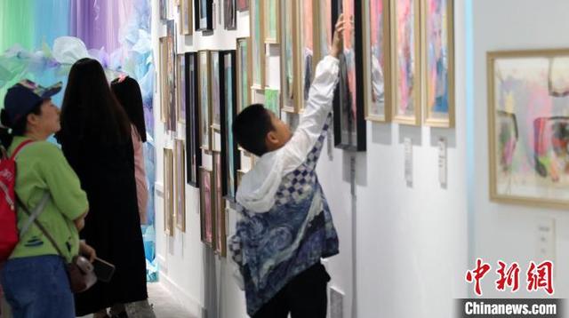 “天生艺术家”美术展在乌鲁木齐举办