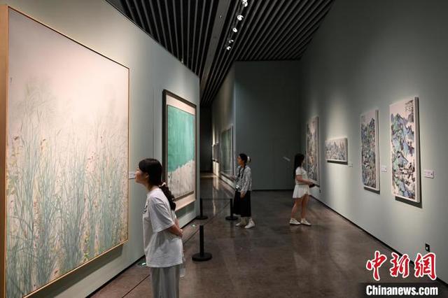 “五色·万象——中国传统色现代性转译研究展”吸引参观者