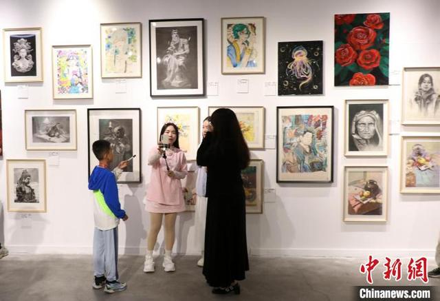 “天生艺术家”美术展在乌鲁木齐举办